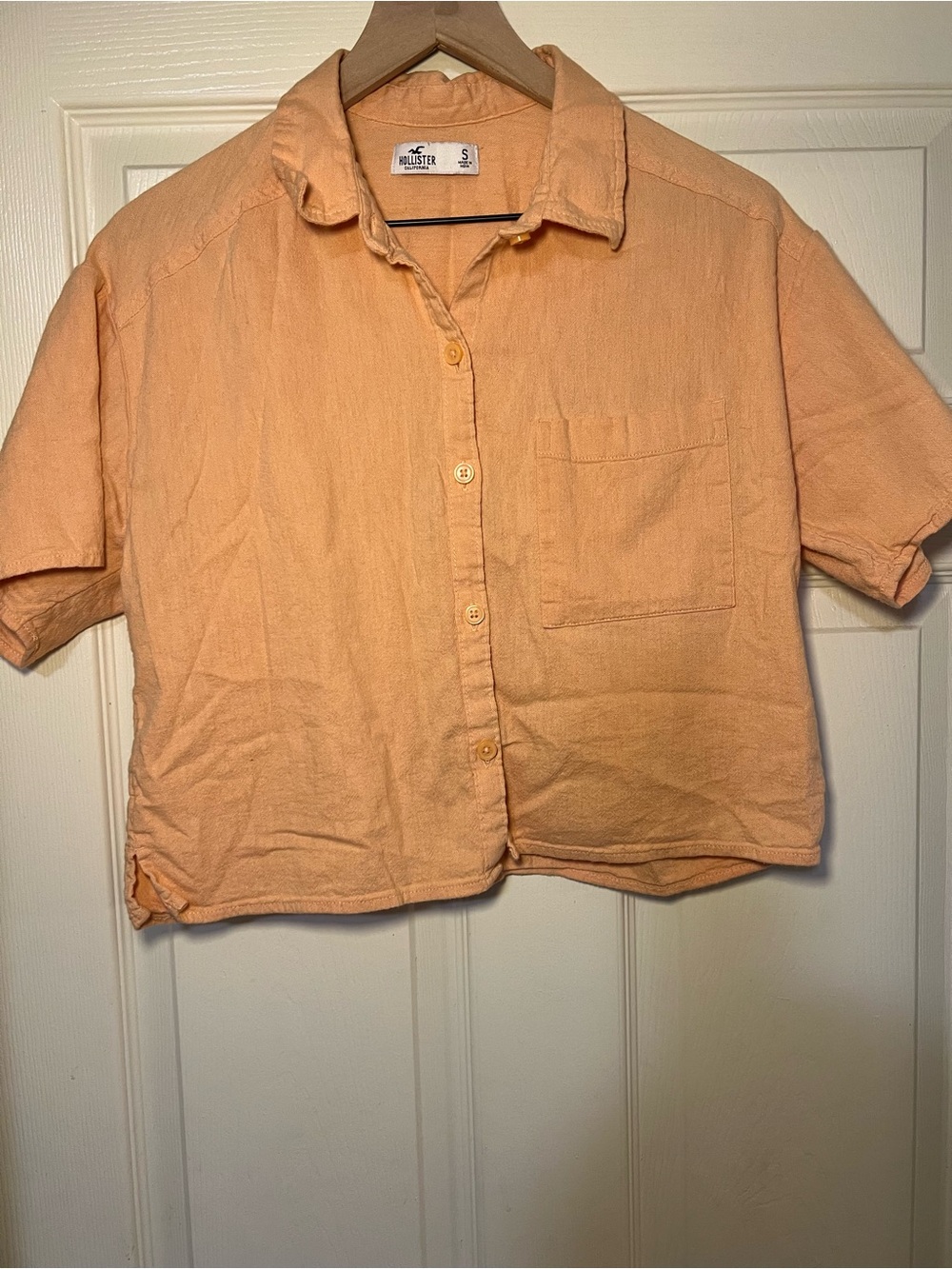 Hollister Peach Cropped Button-Up Shirt size small